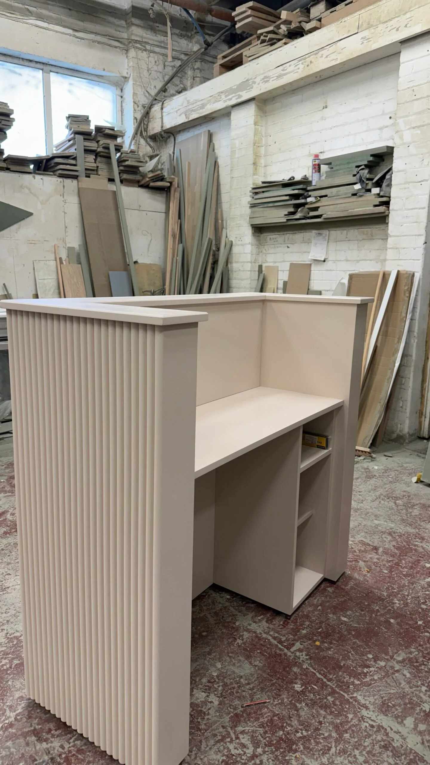 Reeded salon desk