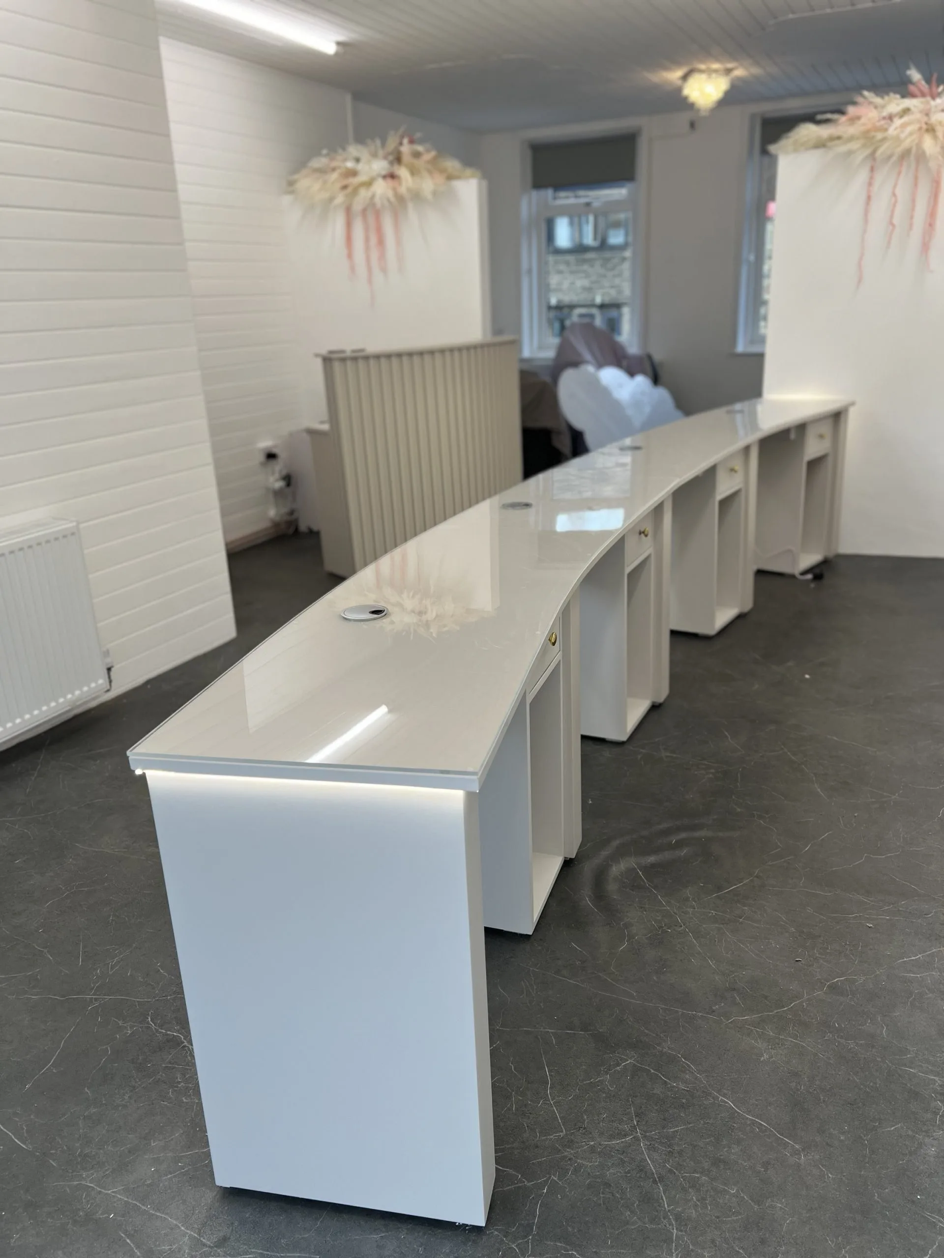 Skimming Stone 4-Station Curved Nail Desk with LED