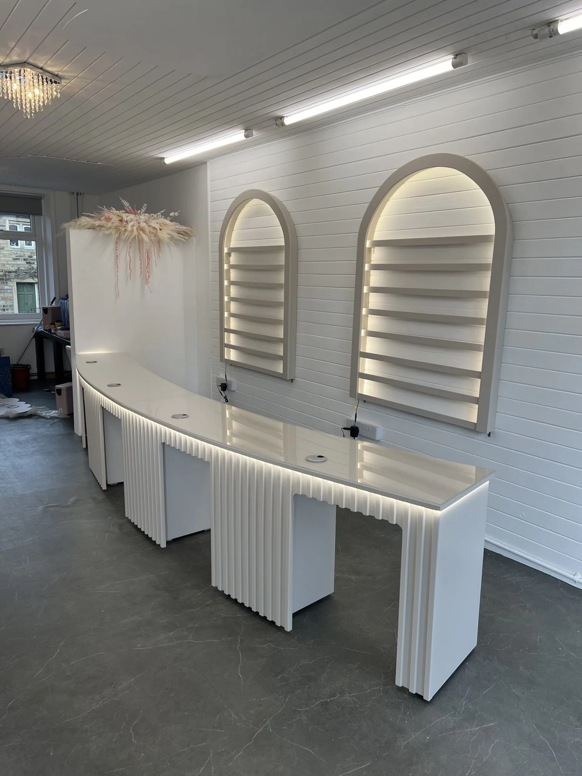 Skimming Stone 4-Station Curved Nail Desk with LED