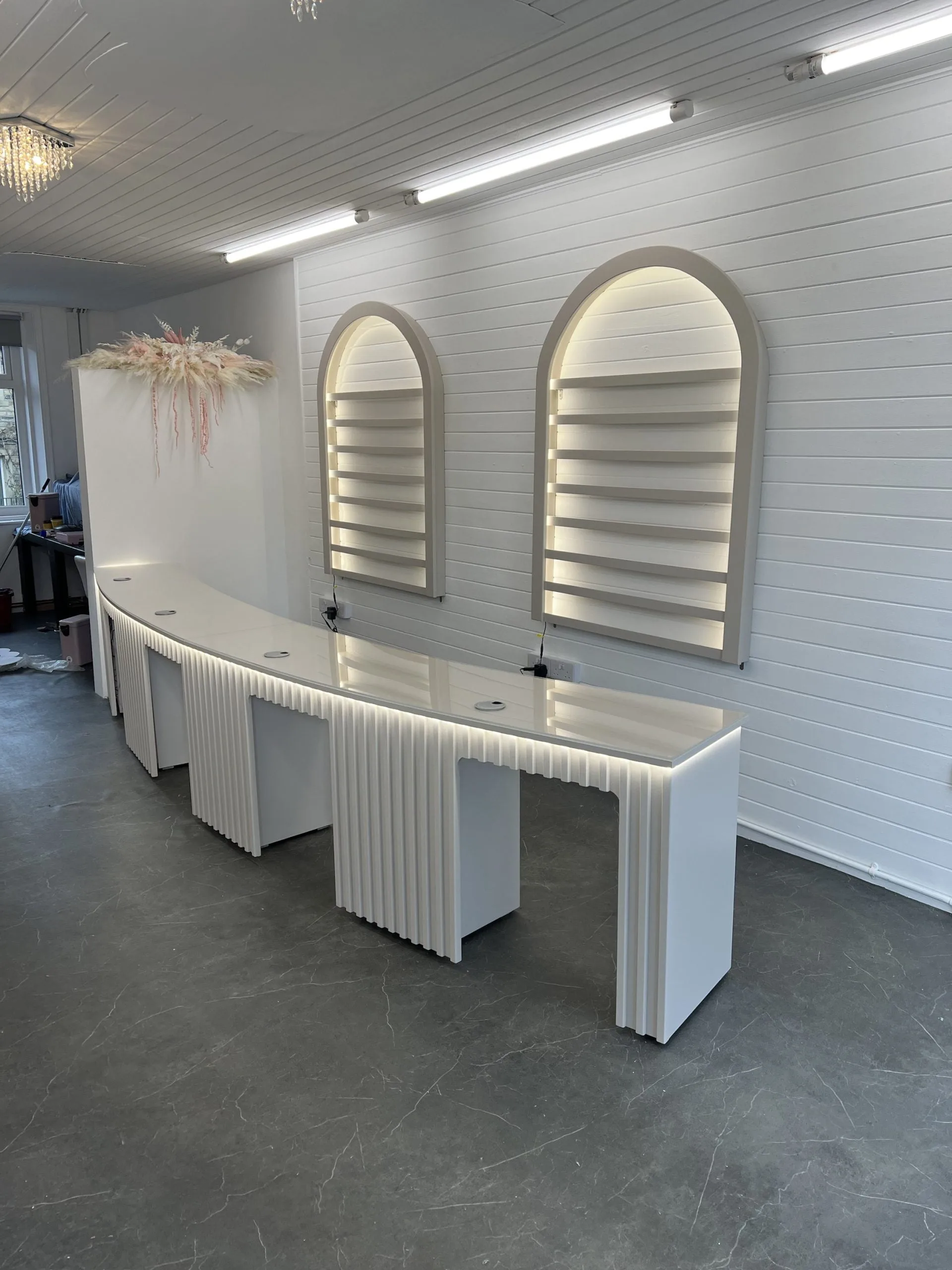 Skimming Stone 4-Station Curved Nail Desk with LED