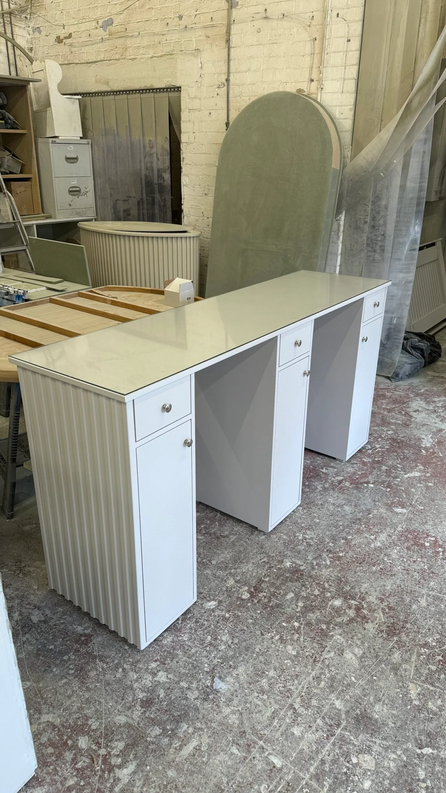 Small manicure desk reeded design