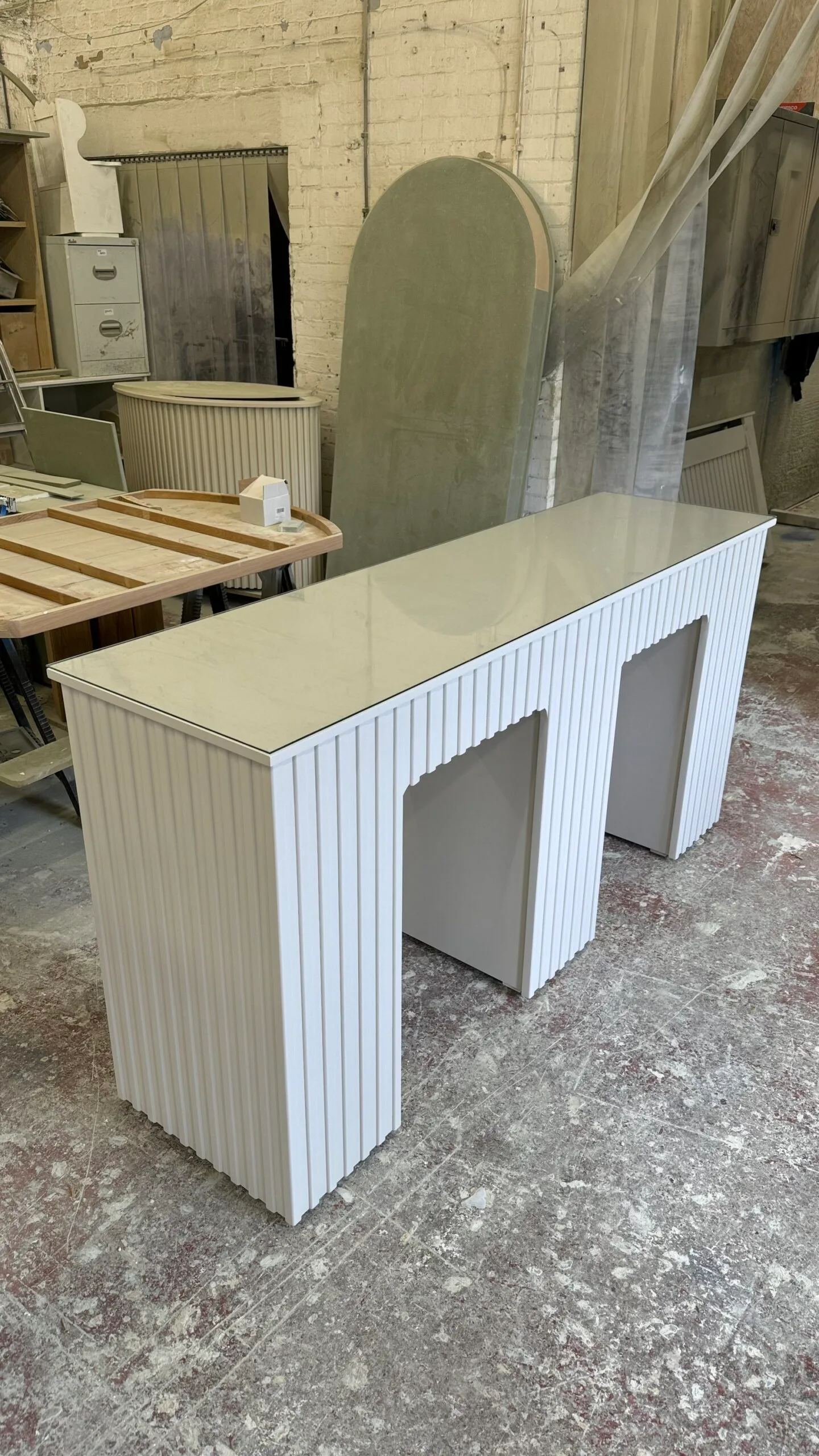 Small manicure desk reeded design