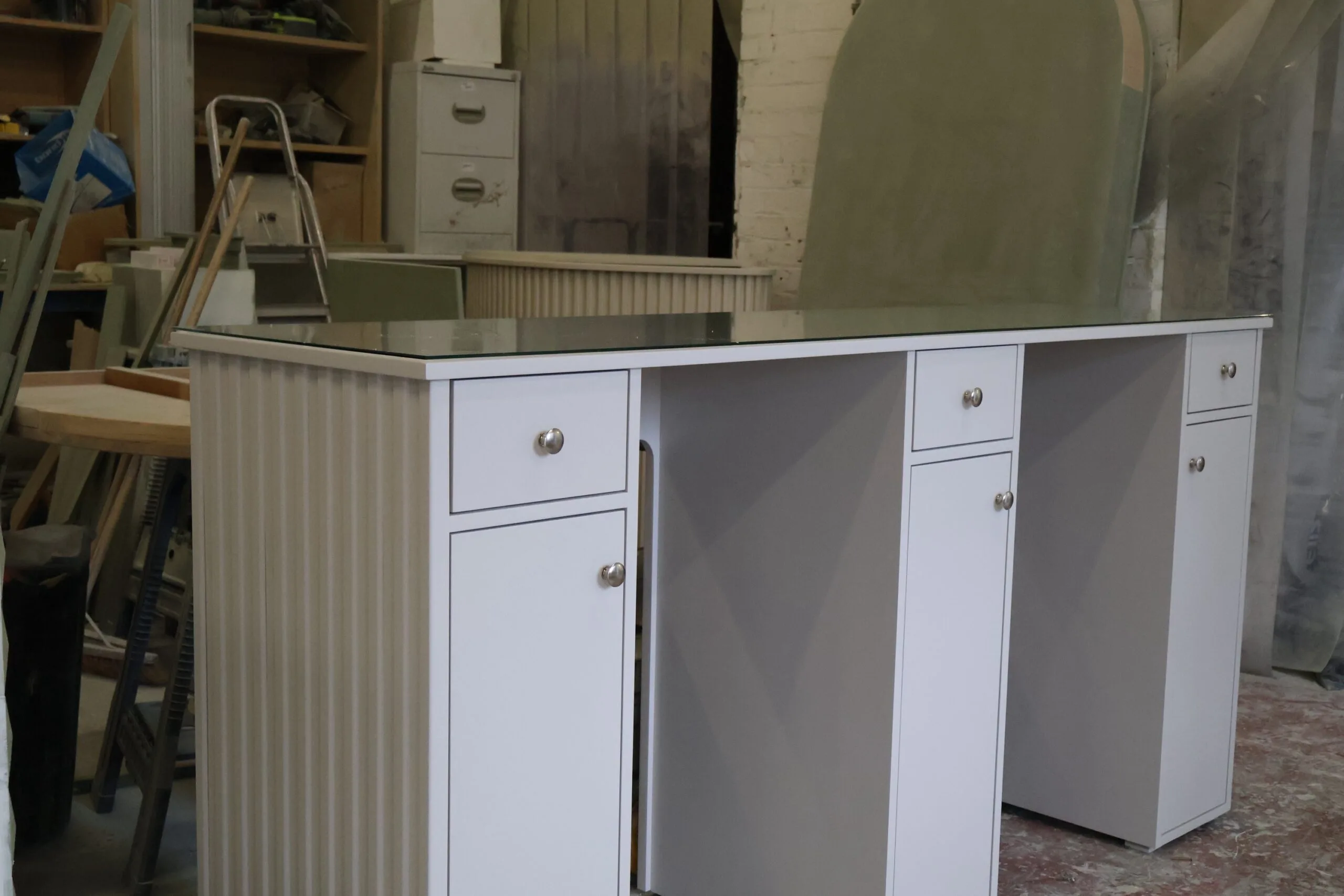 Small manicure desk reeded design
