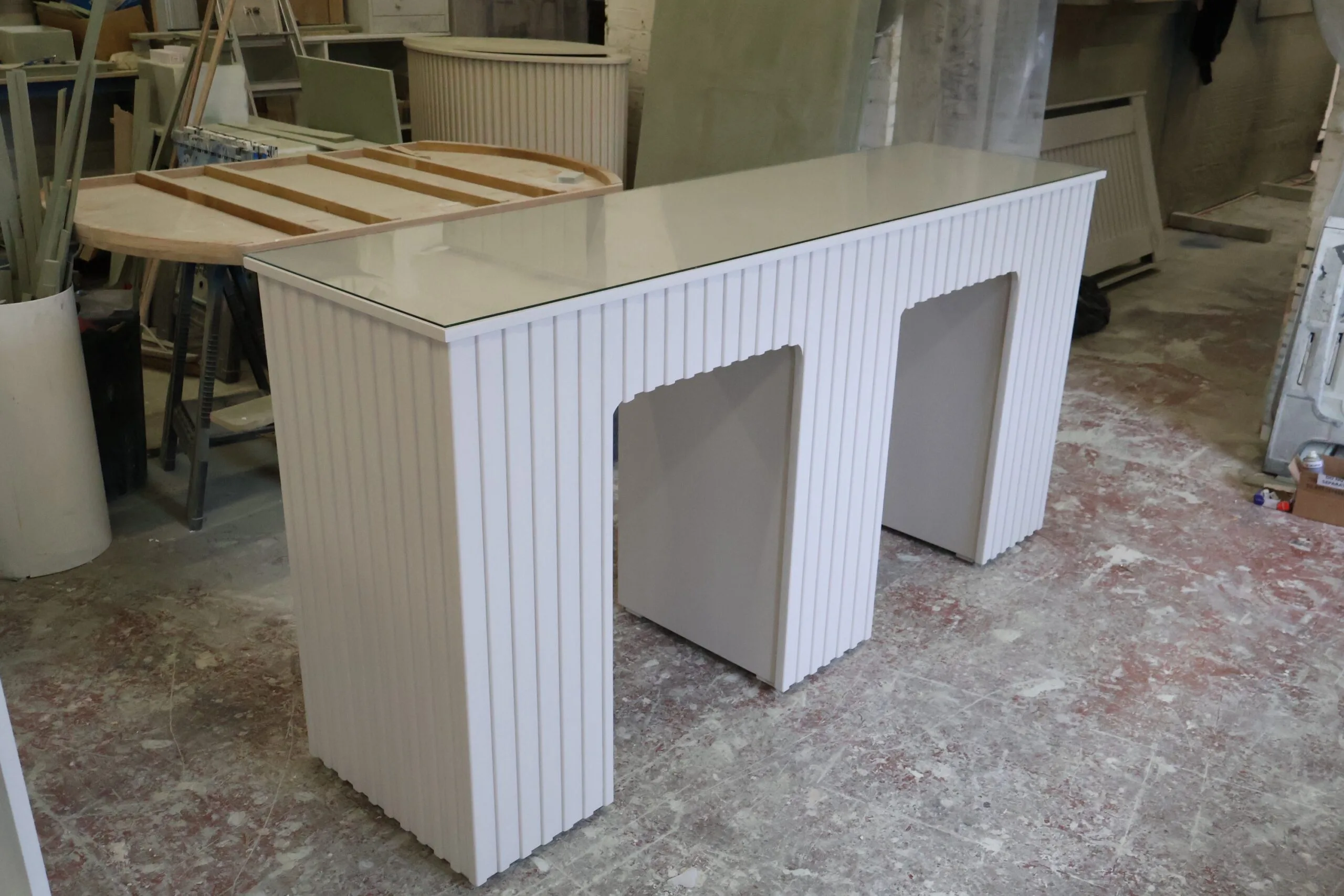 Small manicure desk reeded design