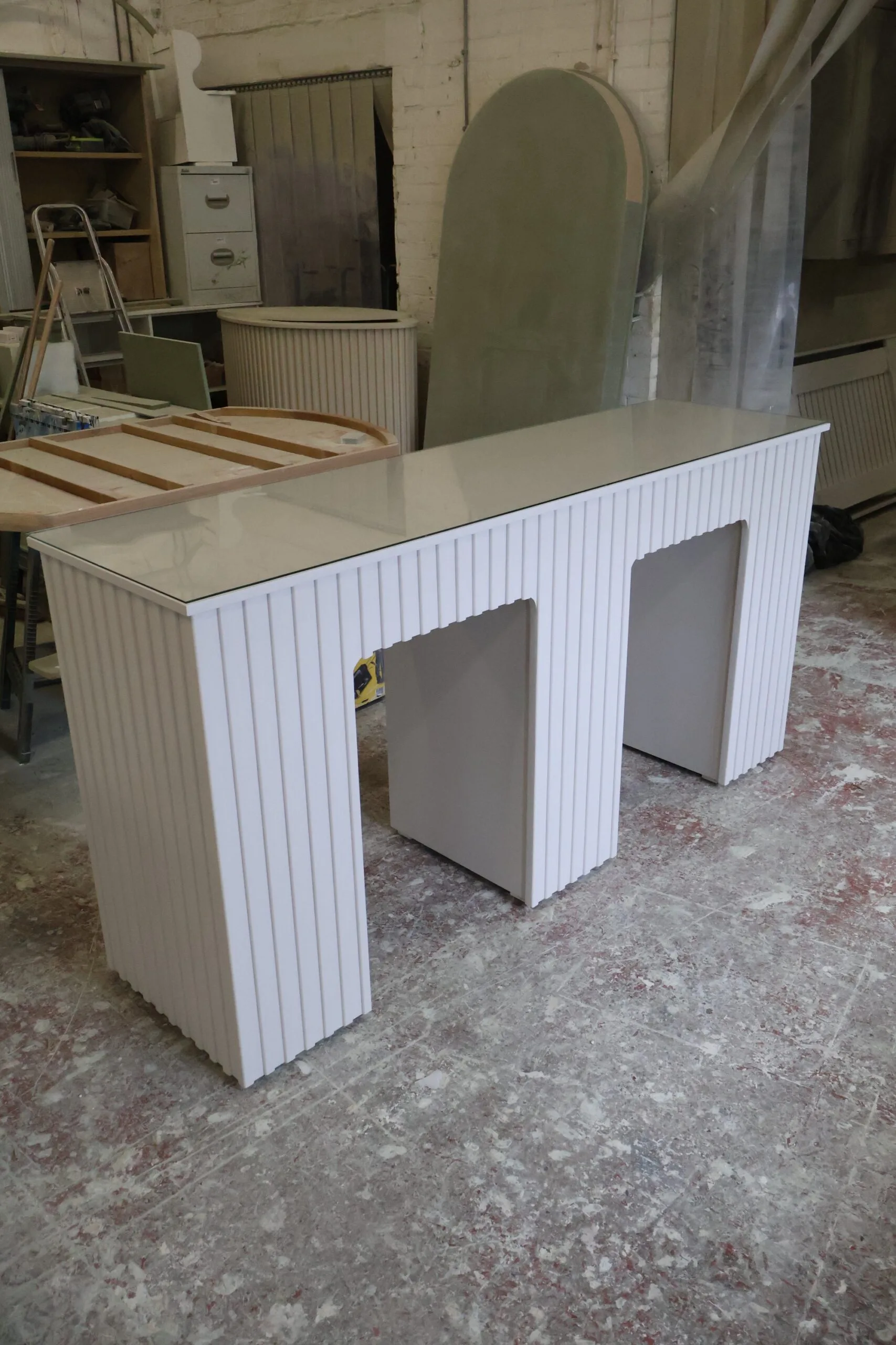 Small manicure desk reeded design