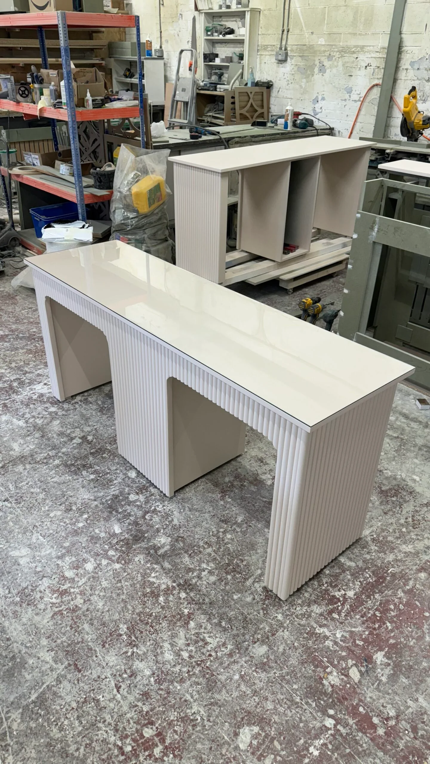 Small manicure desk reeded design