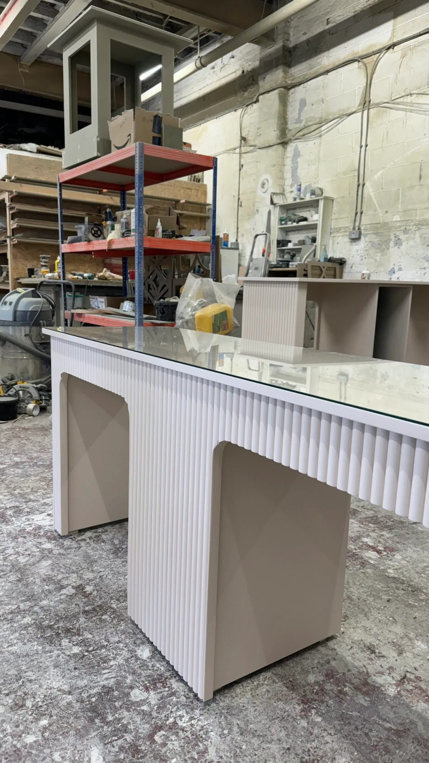 Small manicure desk reeded design