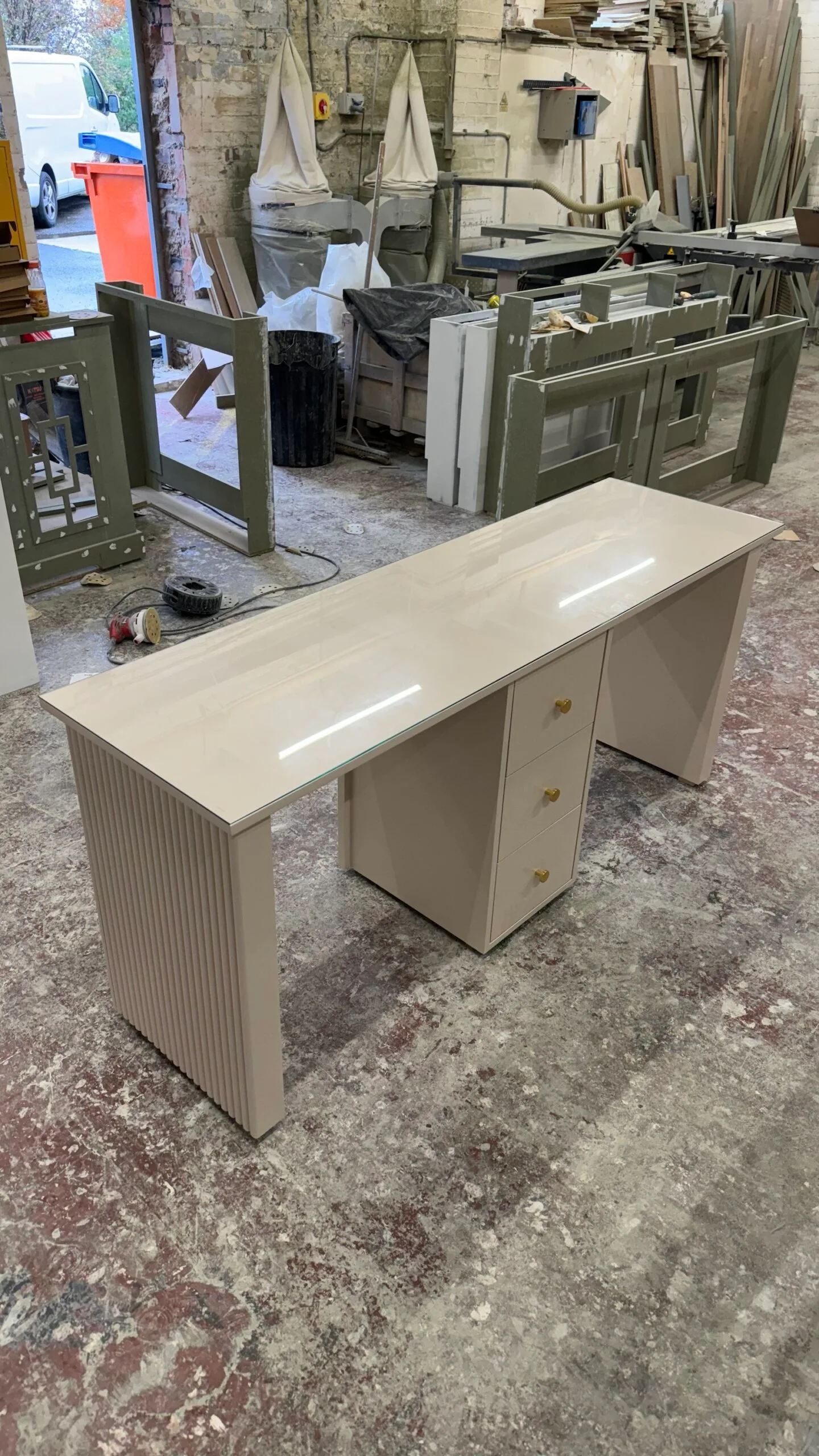 Small manicure desk reeded design