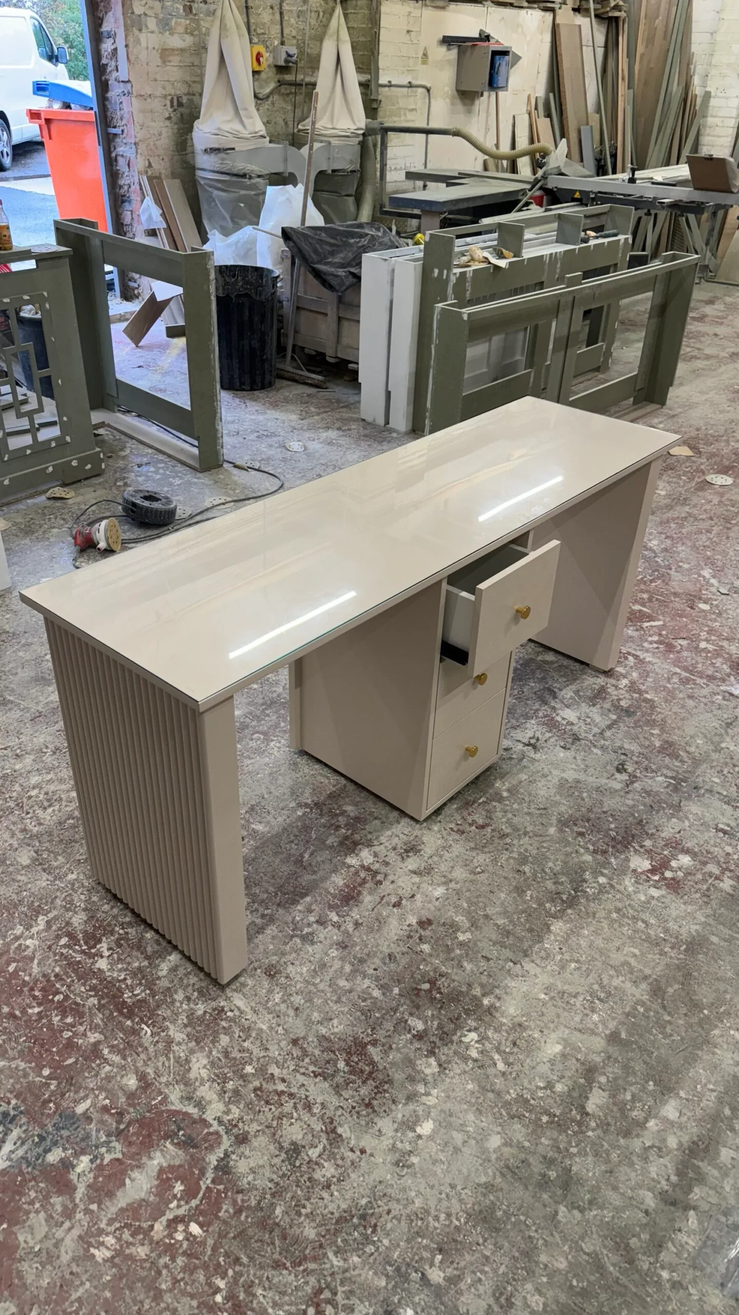Small manicure desk reeded design