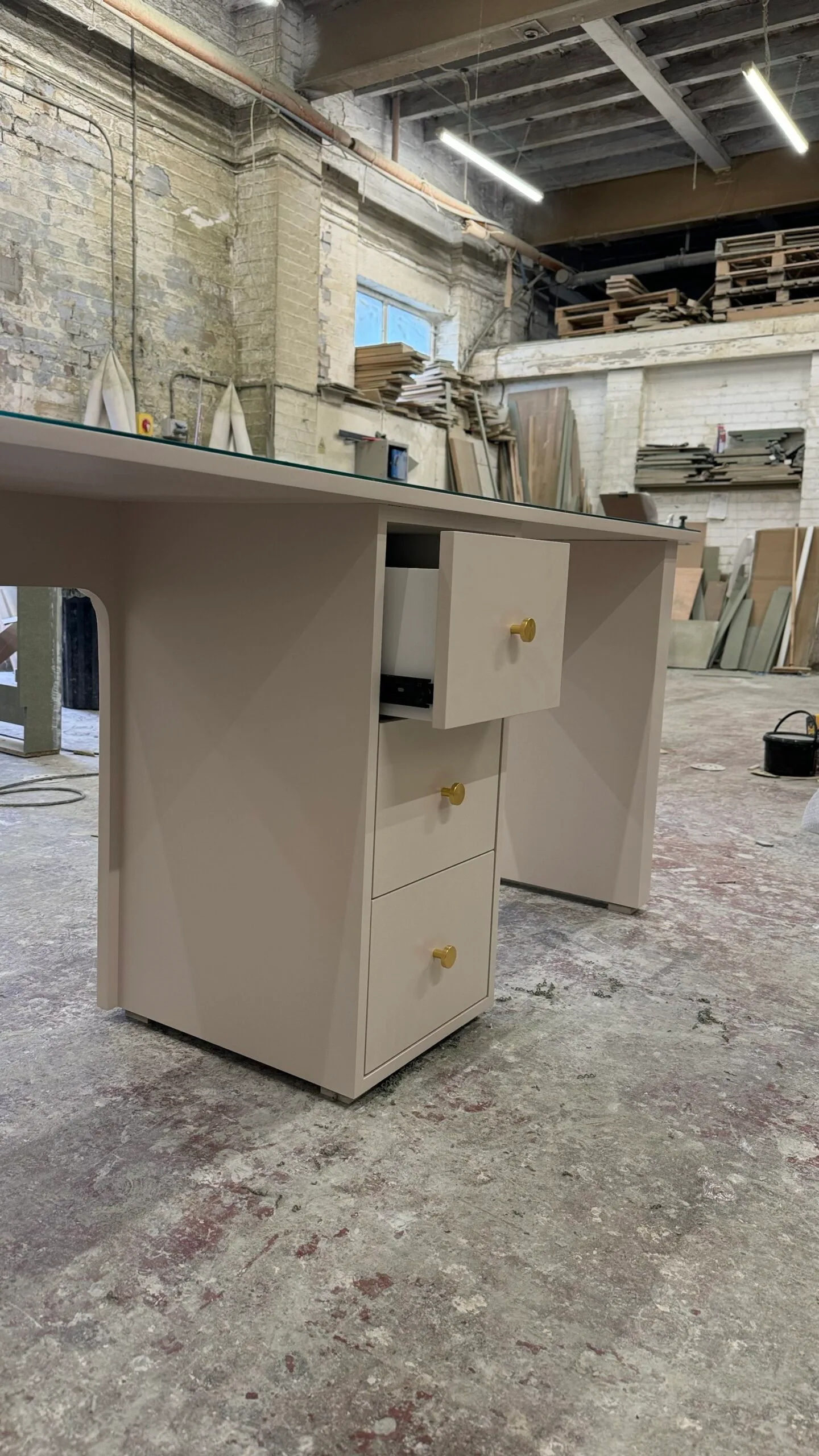 Small manicure desk reeded design