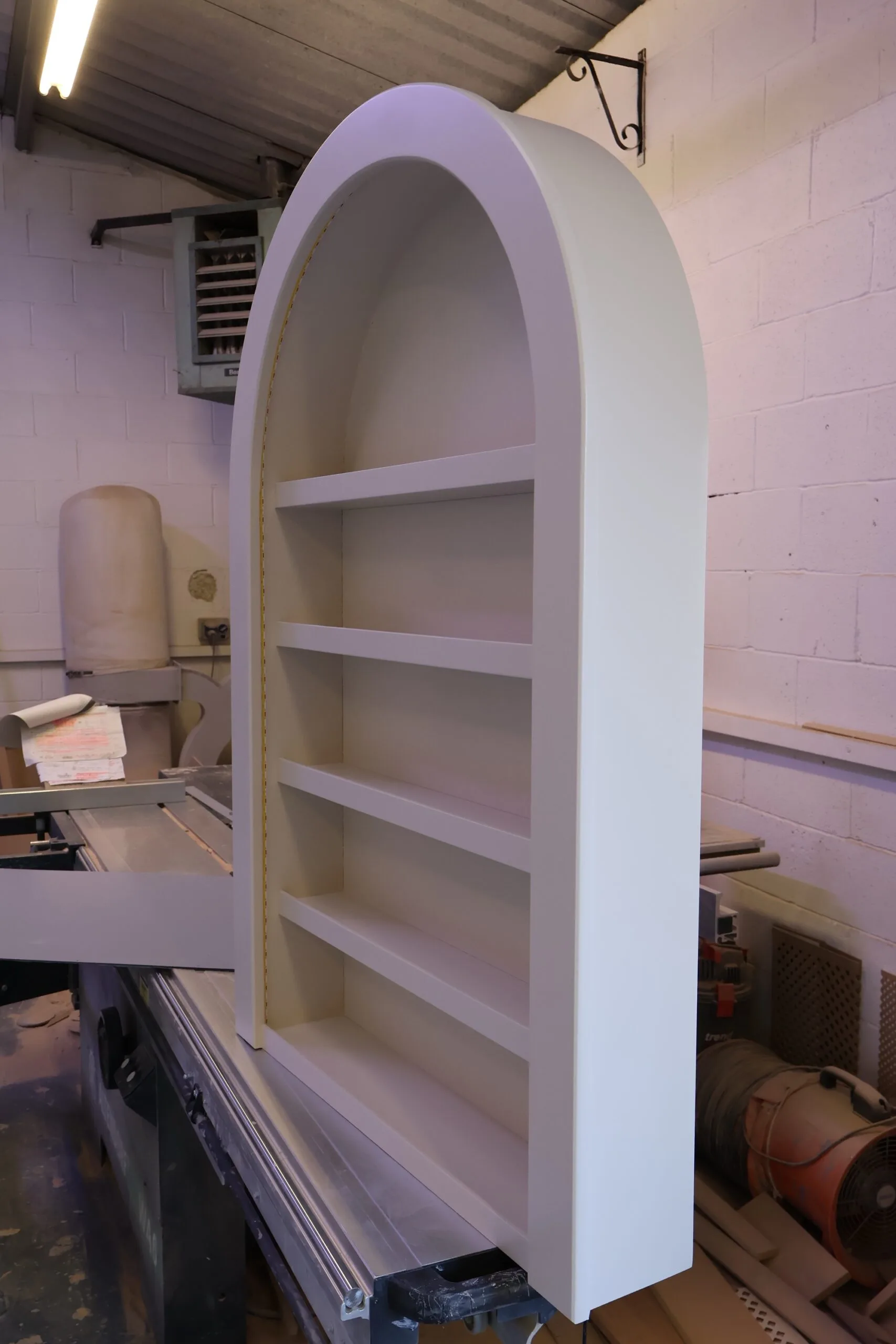 Salon LED Light Curved Display in Joas White