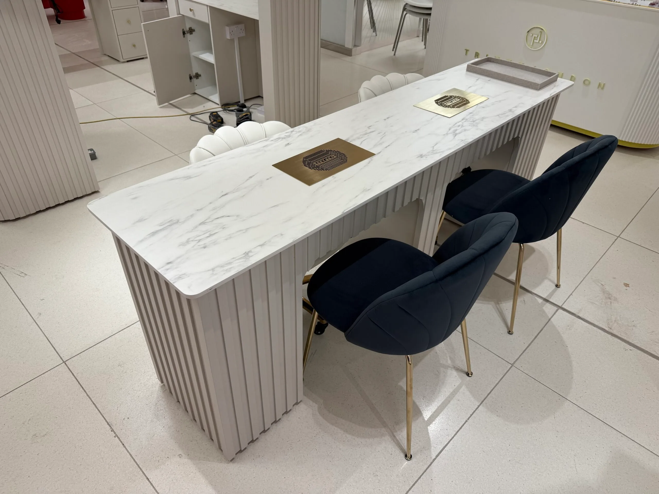 Reeded nail desk with dust extraction