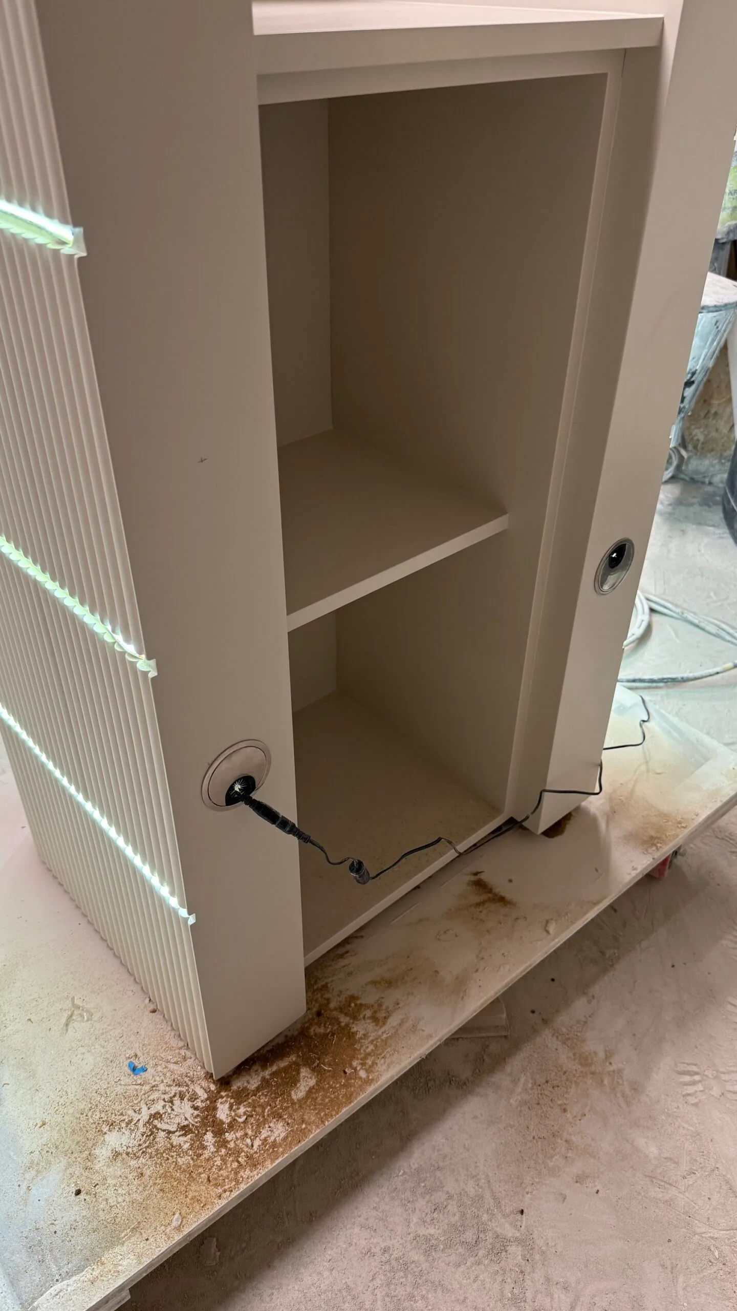 Bespoke U shaped reception desk - Image 4