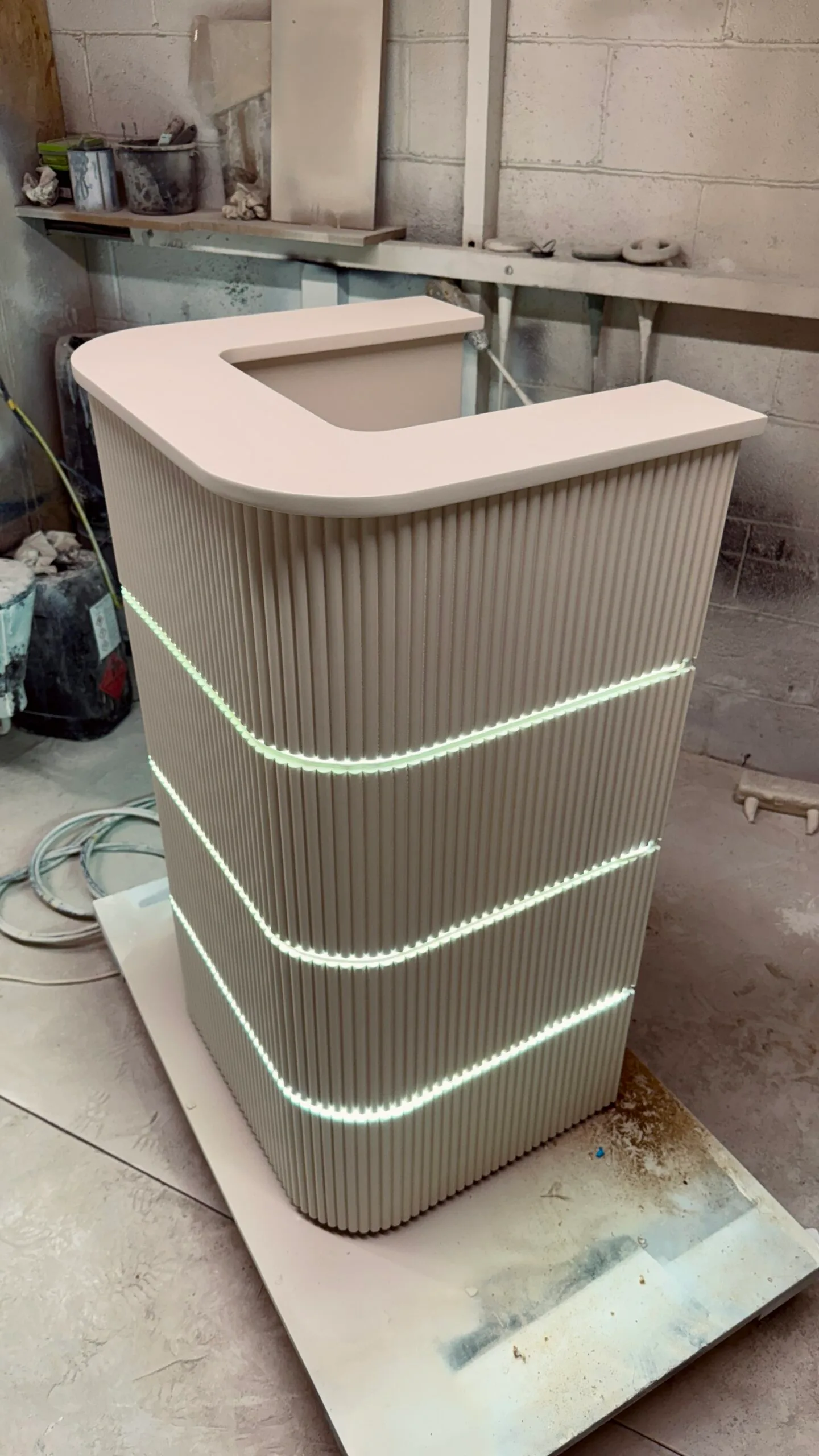 Bespoke U shaped reception desk - Image 5