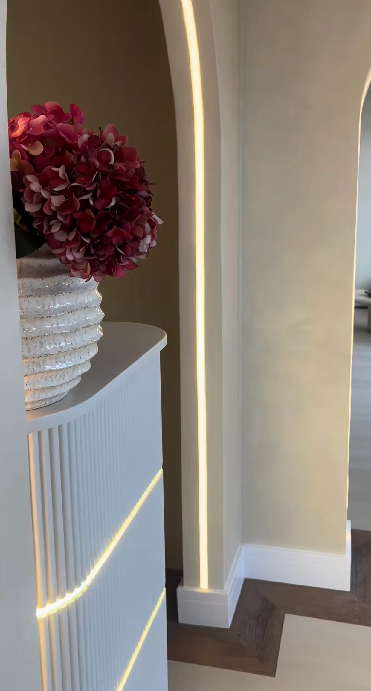 Bespoke U shaped reception desk - Image 3