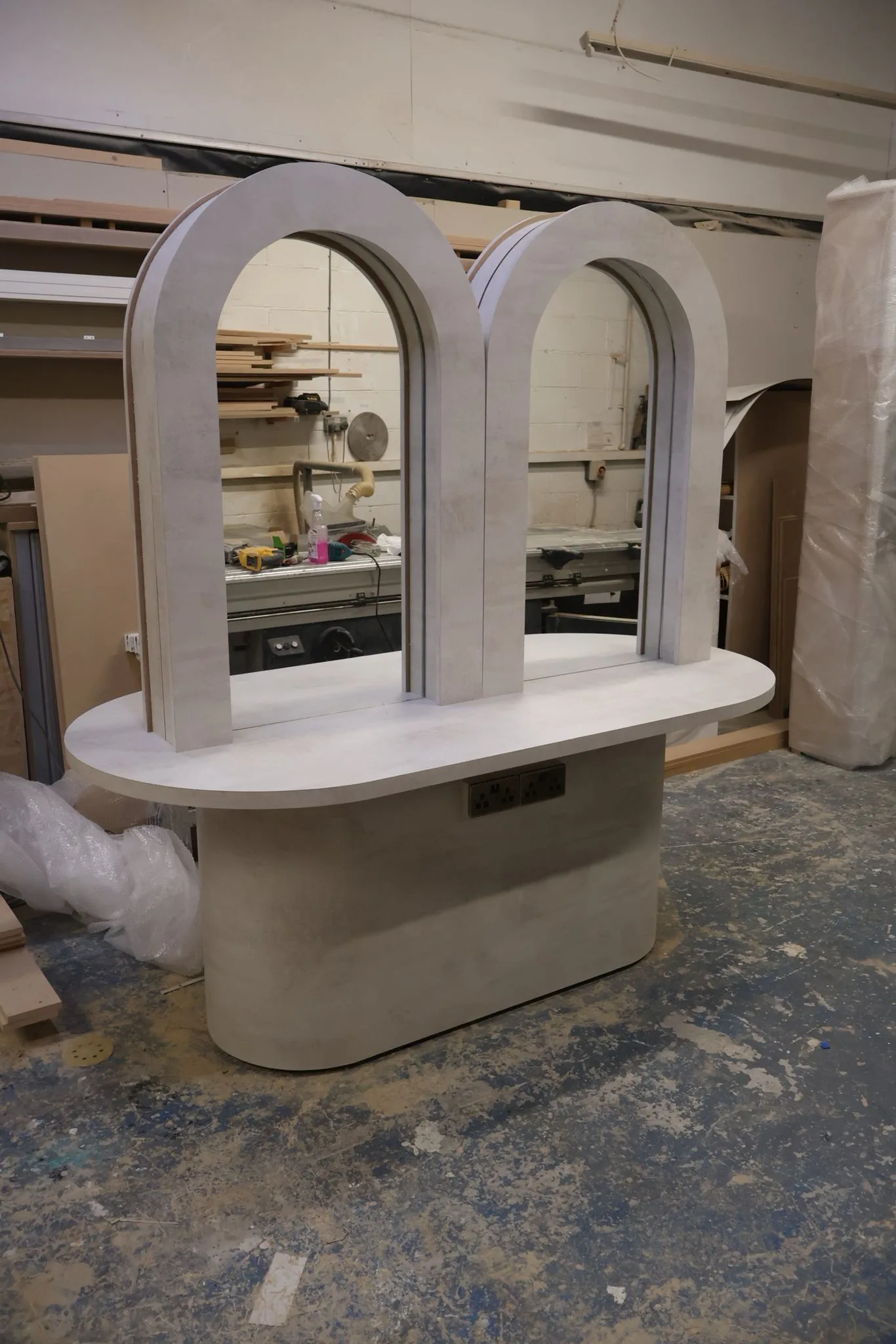 4-Station Marble Effect Island Unit with Arched Mirrors, Hair stylist station - Image 2