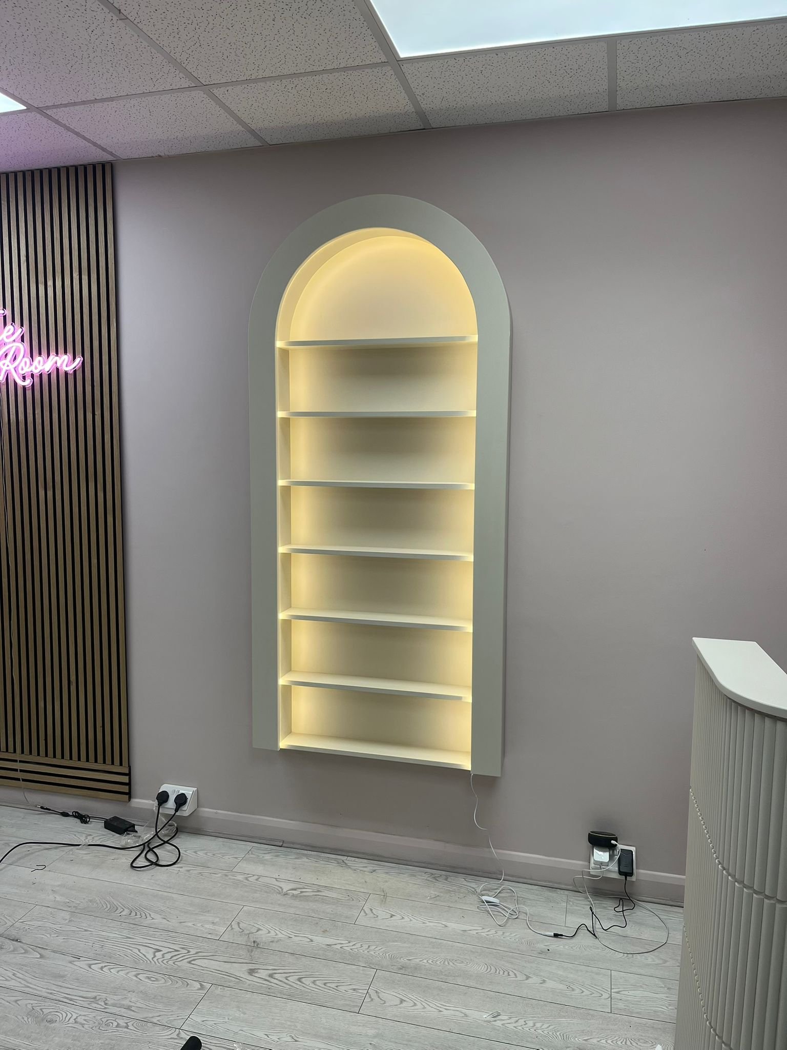 Curved Display | Elegant Wall‑Mounted Feature Unit