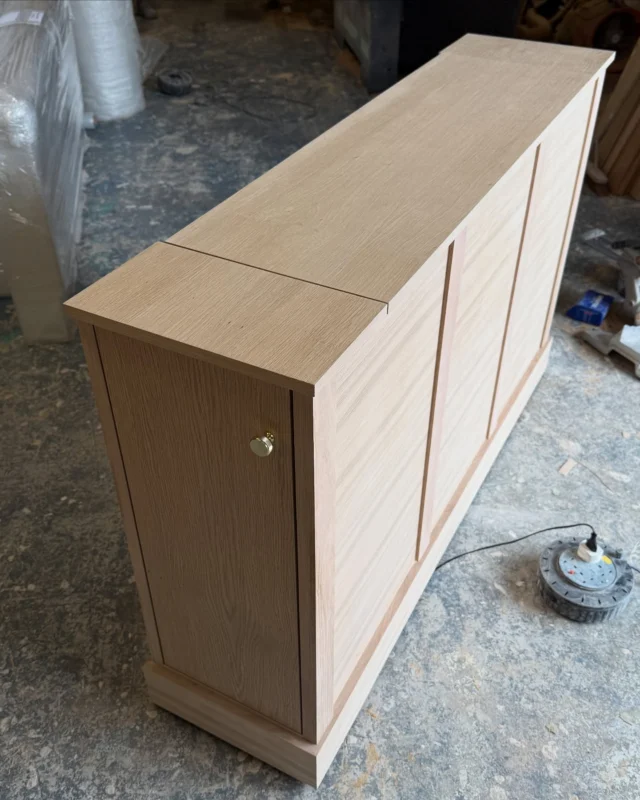 Light Solid Oak Motorised TV Box 🤍 www.auunique.co.uk