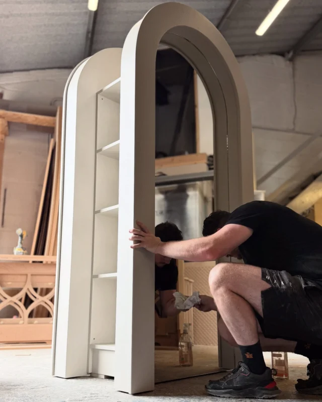 Bespoke Double Sided Free Standing Curved Mirror with Storage 🤍 www.auunique.co.uk