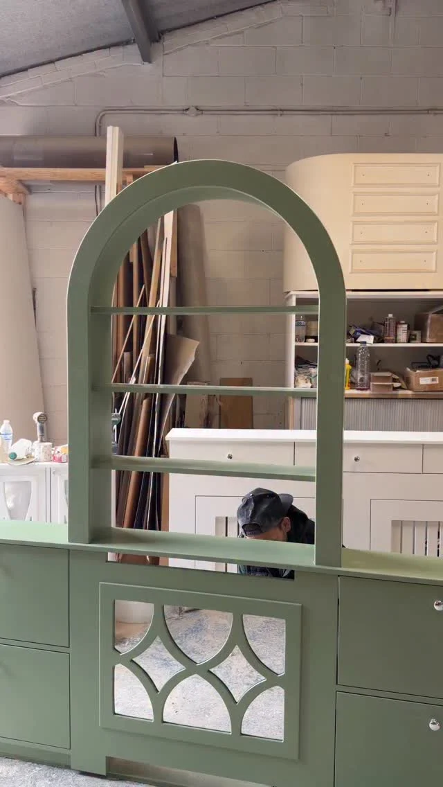 Who says hallways have to be boring ? 👀🙌🏼#auunique #mirroredfurniture #furnituredesign #storagesolution