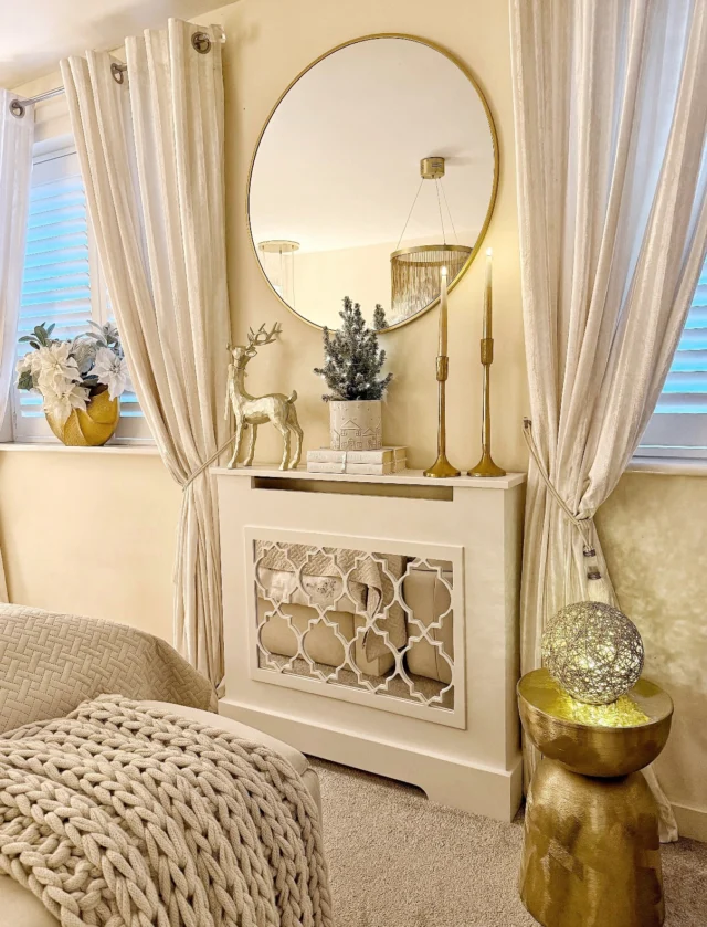 The Sienna, newest addition to our mirrored radiator cover range 🩶 hand cut fretwork 🙏🏽 images by @house_to_home_no.17