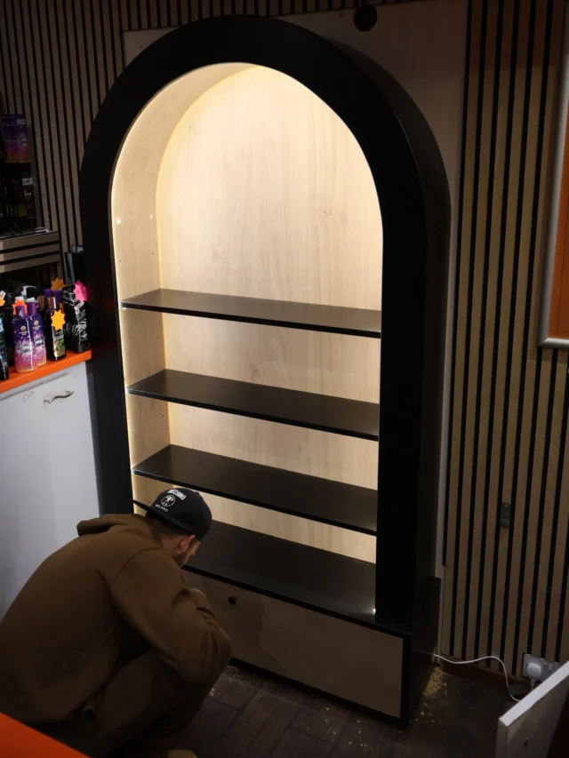 Bespoke curved display, Black & Oak 🙏🏽🖤