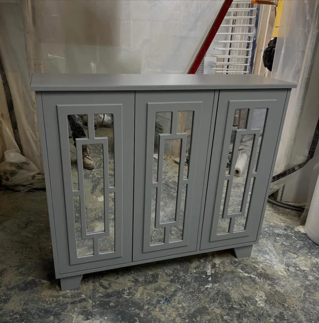Bespoke mirrored sideboard, rectangular fretwork, push release 👌🏻