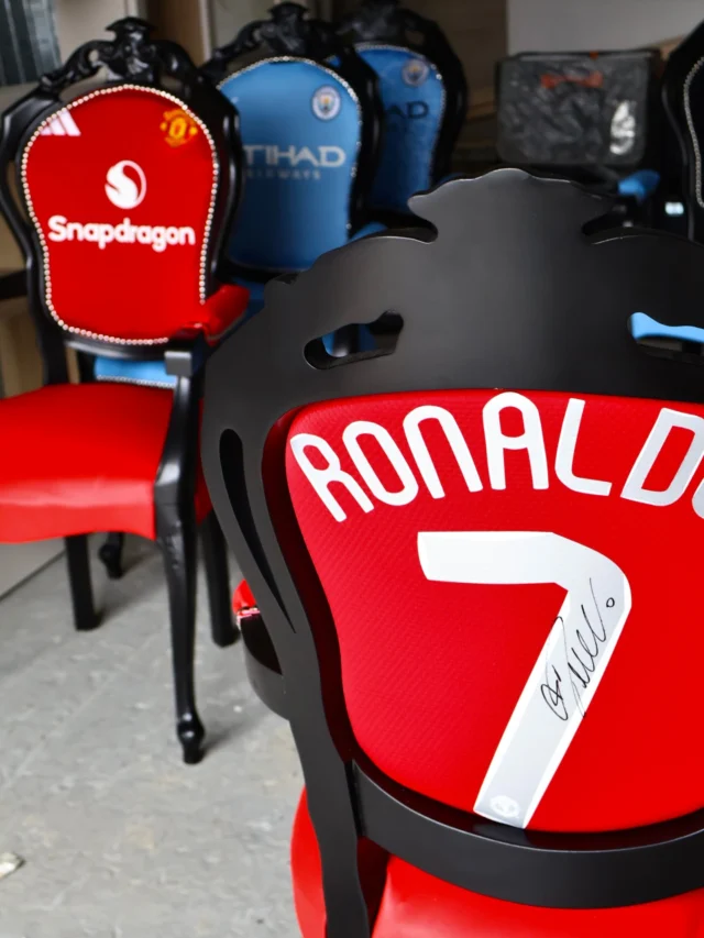 Manchester United & Manchester City chairs, signed 👌🏼 @manutd @mancity @steheaton4