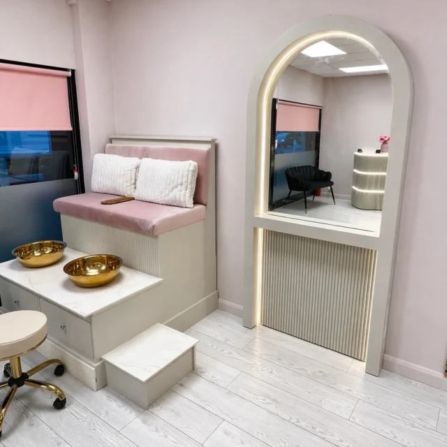 Bespoke curved Mirror, reeded bottom fitted at @thepinkroomgreatsankey to match their new salon furniture 👌🏼