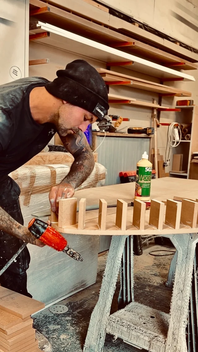 Mi & Li Salon is looking 👌🏼 curved mirrors & olive tree vanity by us 🖤