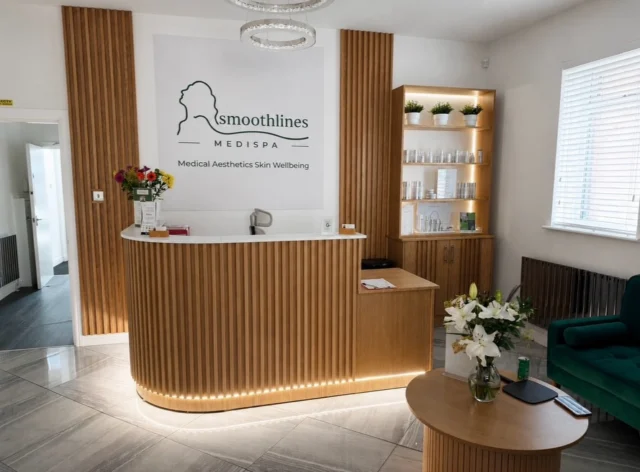 Reception area almost complete at @smoothlinesfa recently opened in the Stockport area nurse led clinic 🖤 

Solid oak 🩶