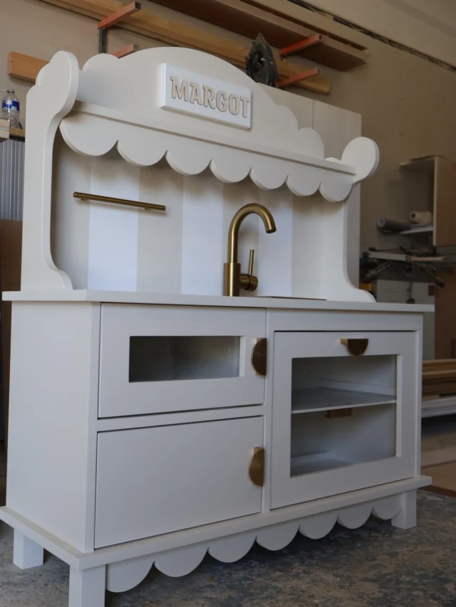 Bespoke mini kitchen, handmade in the UK 🖤